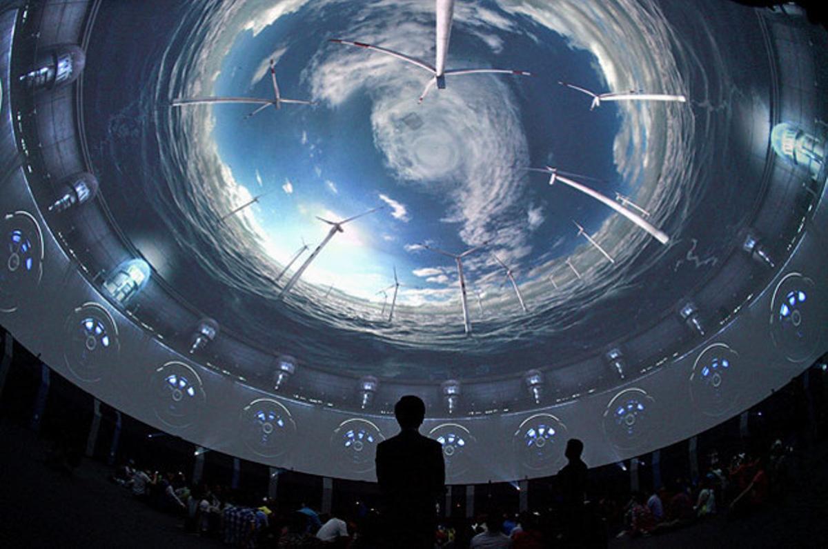 Visitants de l’Expo Yeosu, que se celebra a Corea del Sud amb el lema ’Per uns oceans i unes costes vius’, en què participen més de 100 països i organitzacions internacionals.