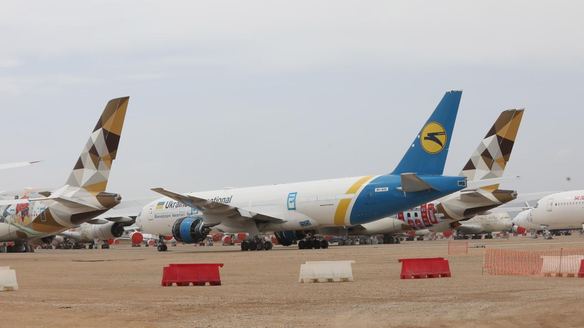 Varias aeronaves en el aeropuerto de Teruel.