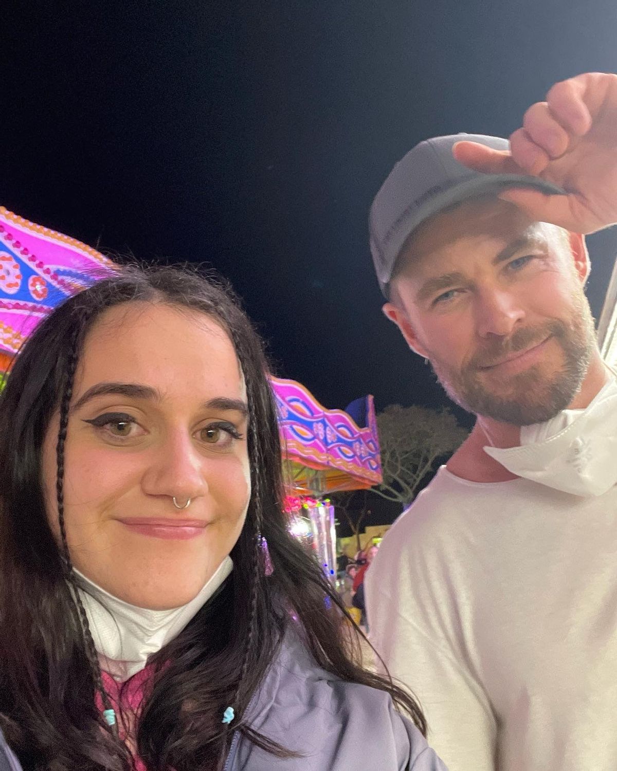 Marina Fernández y Chris Hemsworth en la feria de Ibiza. D.I.