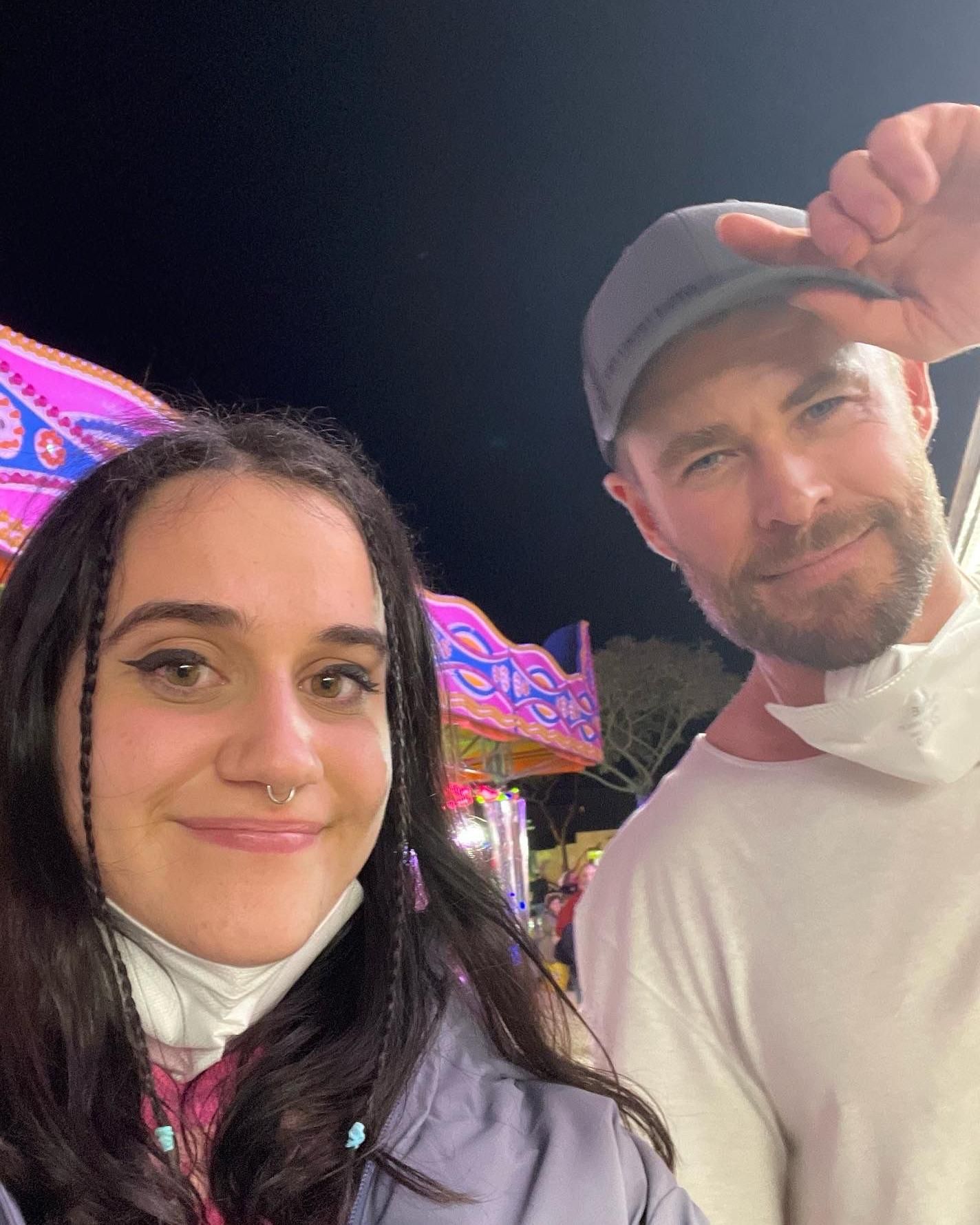 Marina Fernández y Chris Hemsworth en la feria de Ibiza. 