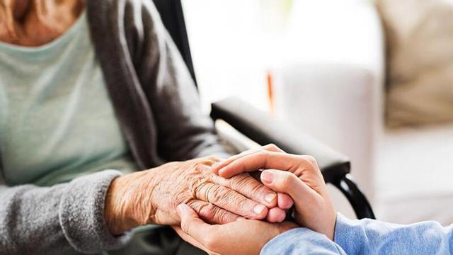 Imatge d’una cuidadora acompanyant una persona gran