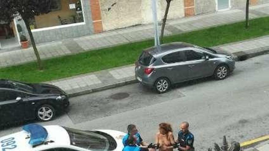 Una mujer se desnuda en mitad de La Corredoria ante la Policía