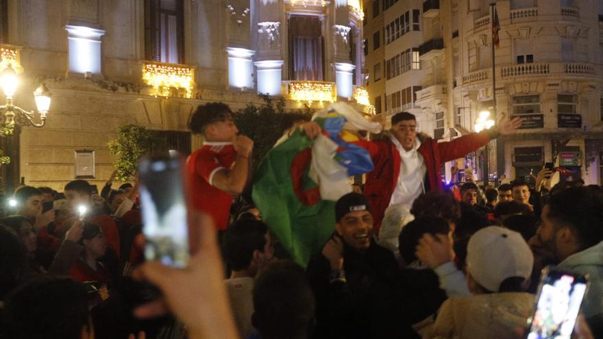 Cientos de marroquís celebran en la plaza del Ayuntamiento de València su pase a semifinales