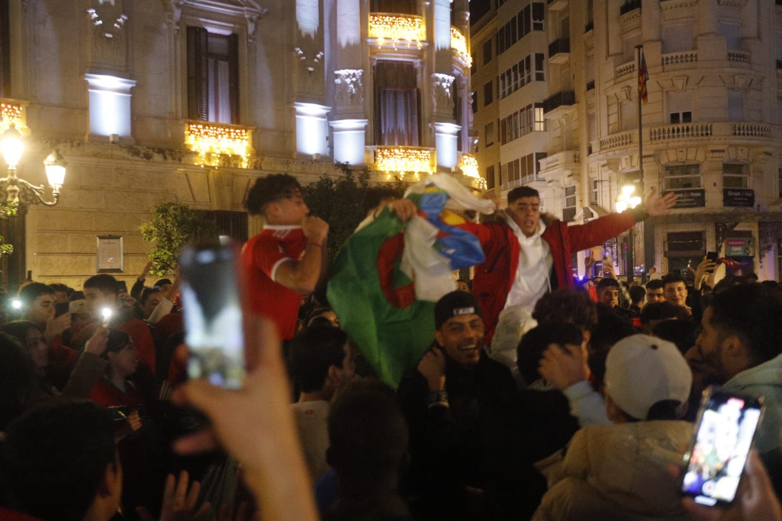 Cientos de marroquís celebran en la plaza del Ayuntamiento de València su pase a semifinales