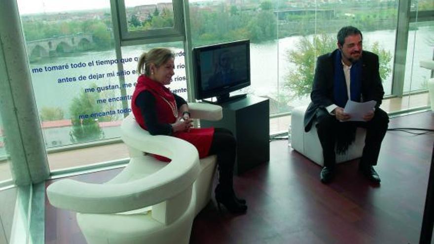 Valdeón, con el escritor y director de El Norte de Castilla de Valladolid, Carlos Aganzo, en el Centro de las Ciudades Medievales.