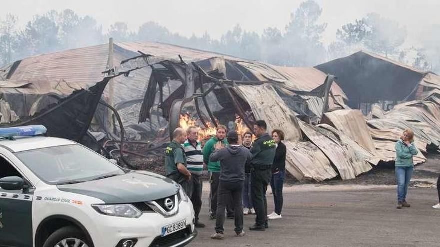 Aspecto de una de las naves de Maderas Vial, en A Estación de As Neves, ayer, mientras acaba de quemarse.  // Anxo Gutiérrez