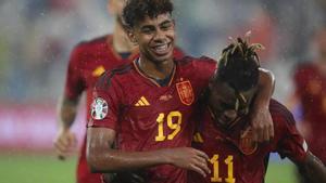 Lamine celebra su gol el día de su debut con Nico Williams en Tiblisi
