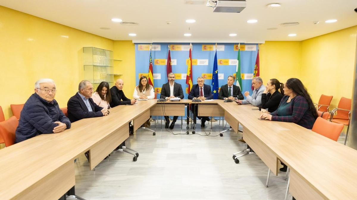 Reunión entre vecinos, ayuntamiento, CHS y Delegación del Gobierno.