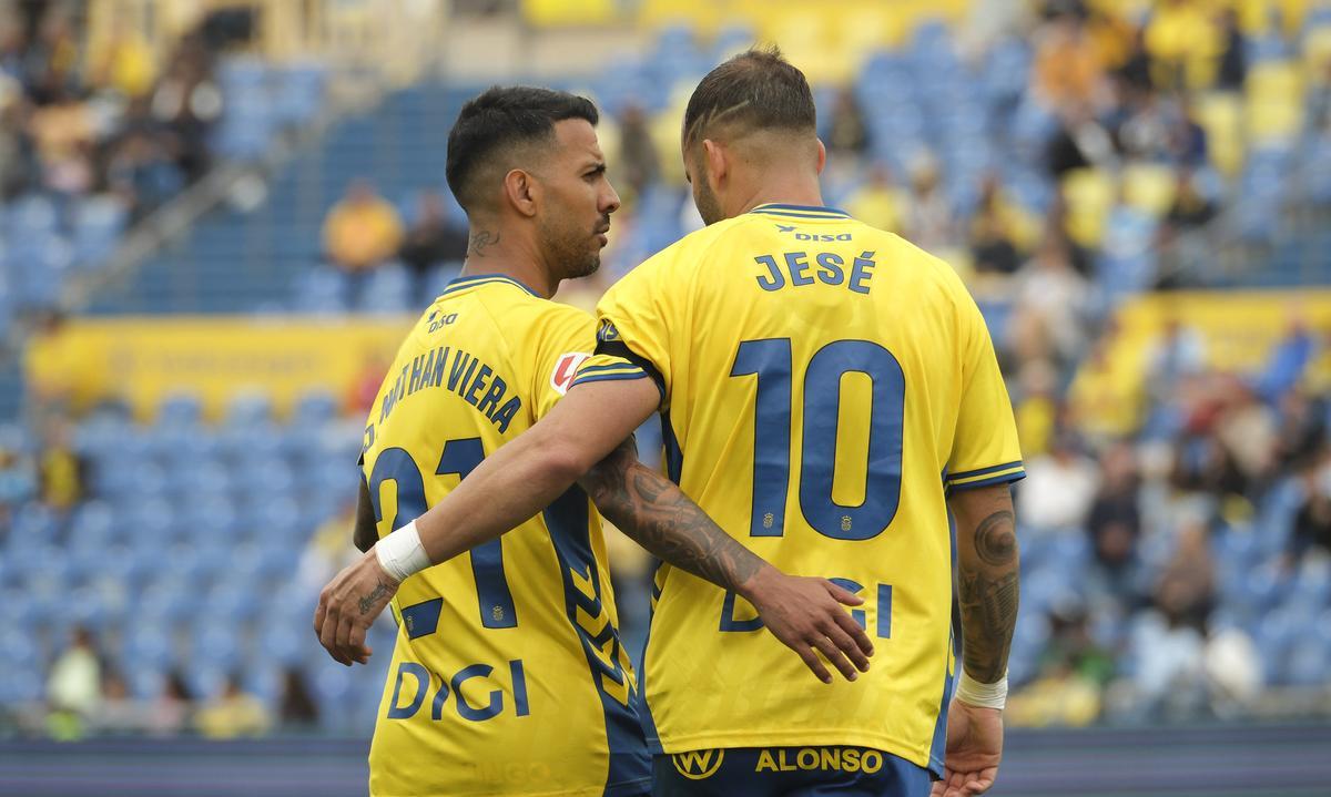 Jonathan Viera y Jesé se funden en un abrazo antes del penalti de Viera