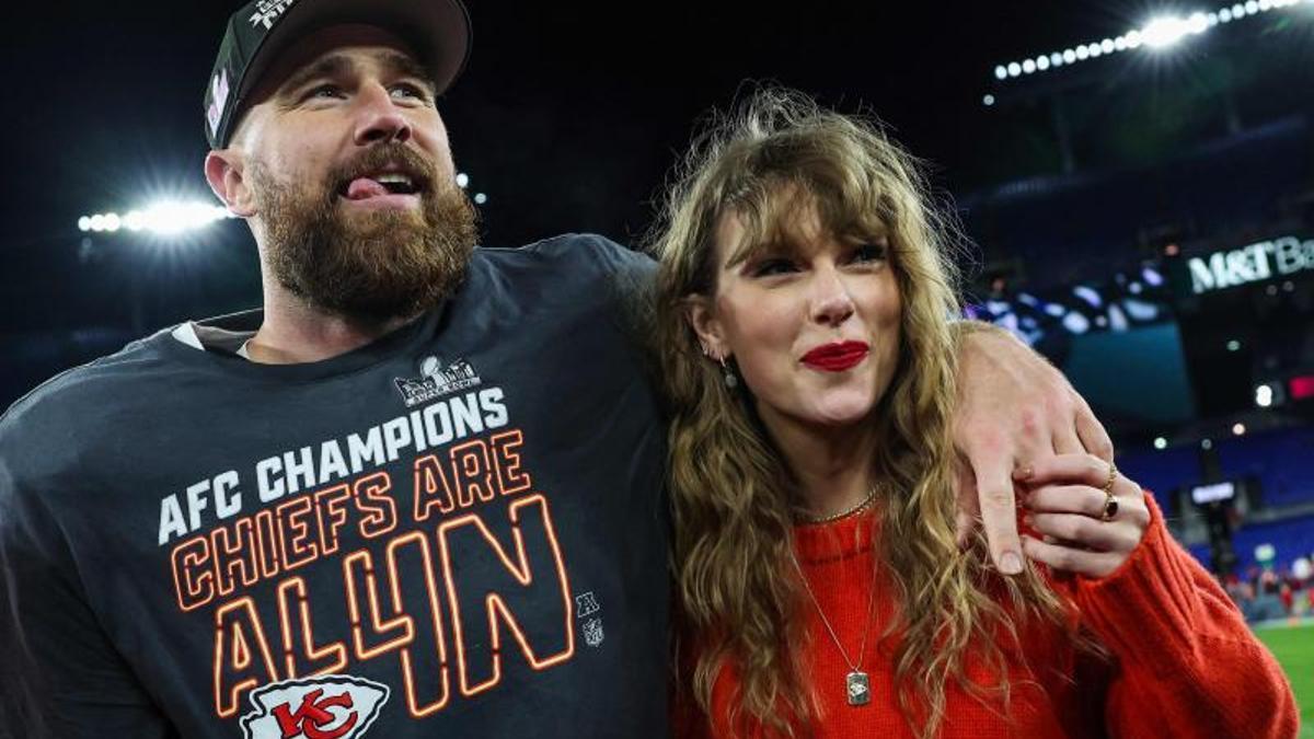 Travis Kelce celebra con Taylor Swift su victoria ante los Baltimore Ravens en la Final de Campeonato de la AFC