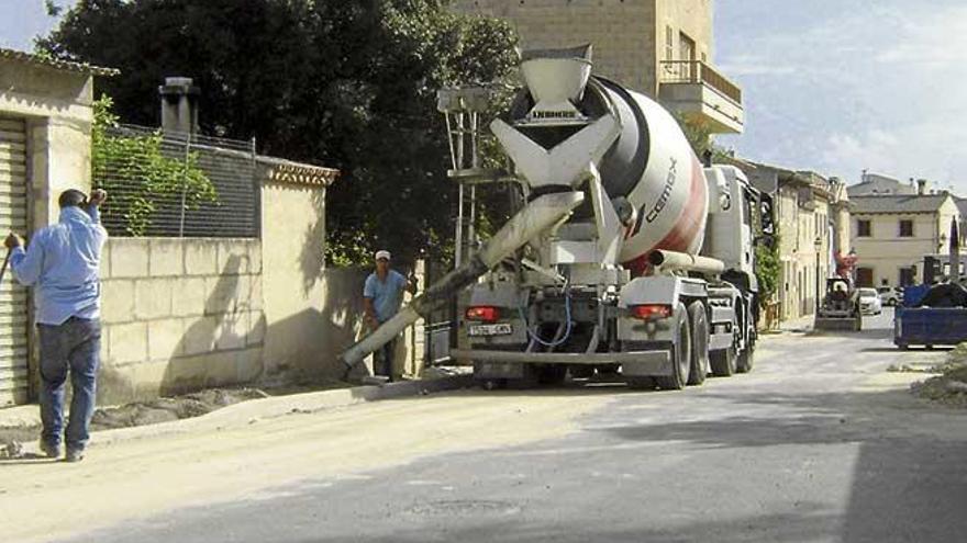 Obras que se llevan a cabo en la calle Alexandre Rosselló de Maria.