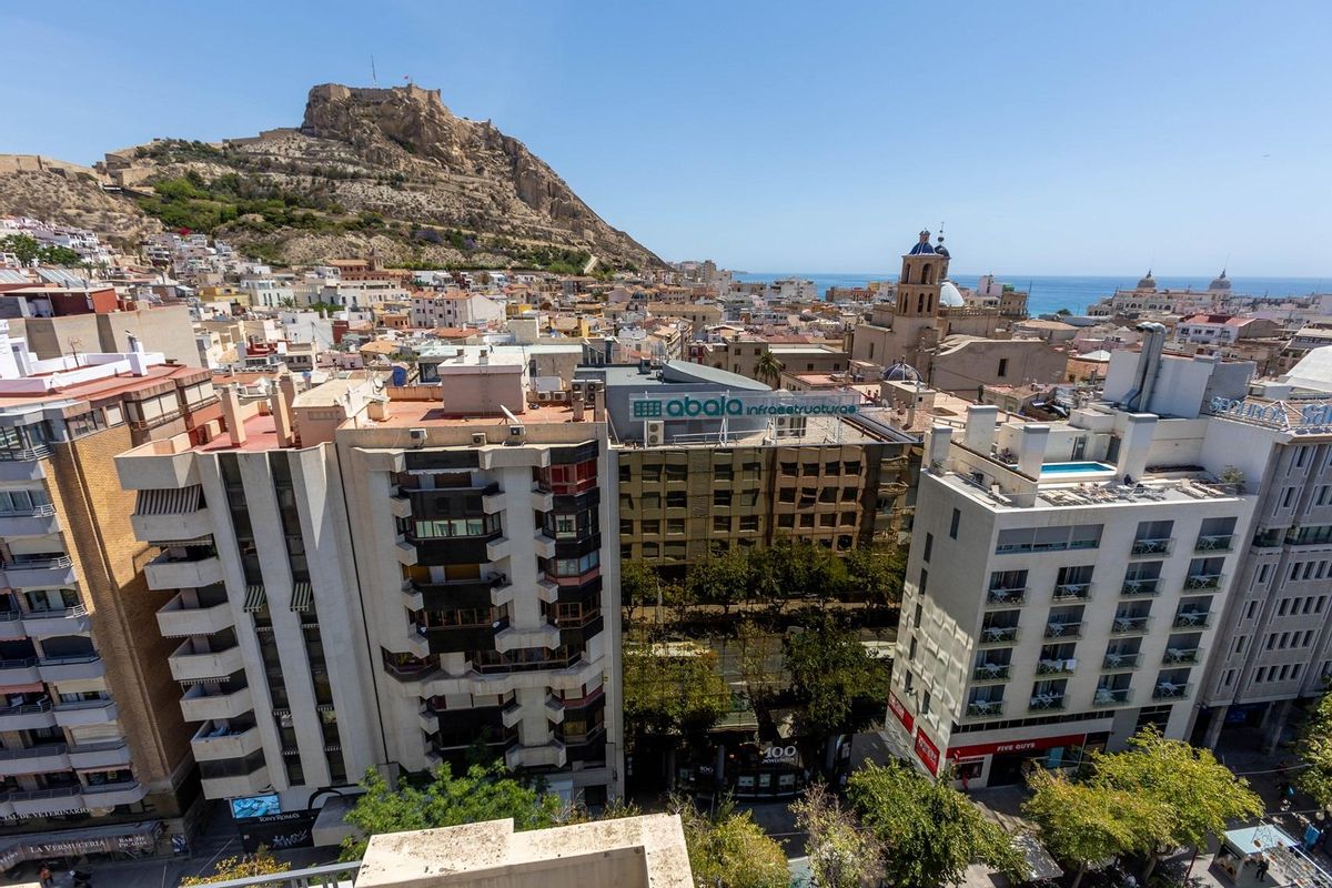 Vistas de la ciudad de Alicante que ya cuenta con más plazas en viviendas de uso turístico que en hoteles.