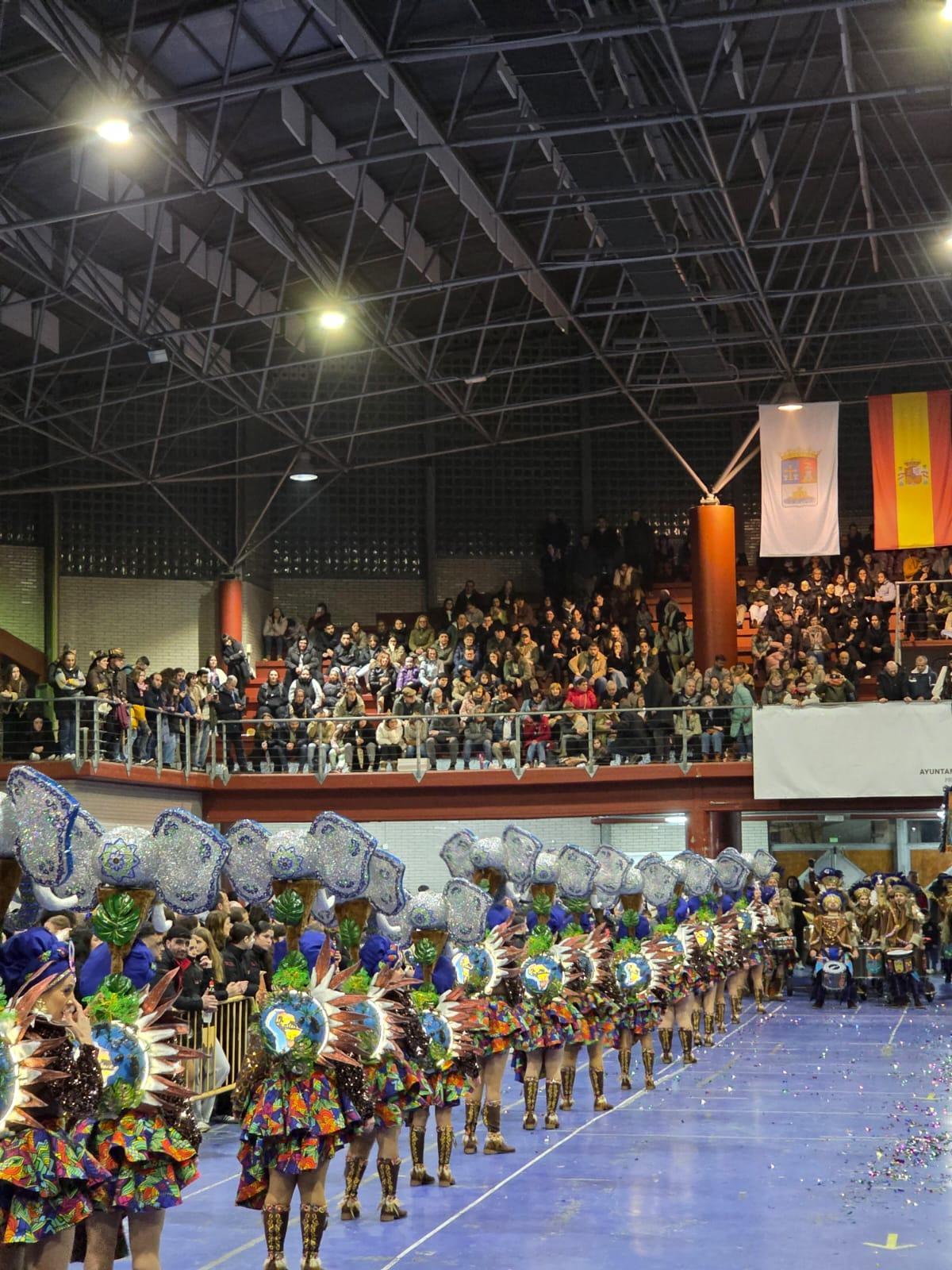 Desfile de uno de los grupos en el recinto ferial.