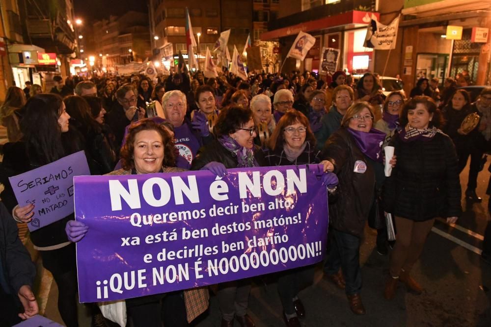 Multitudinaria participación en la marcha que ha recorrido las calles de la ciudad para denunciar las desigualdades y violencias que, en pleno siglo XXI, aún padecen las mujeres.