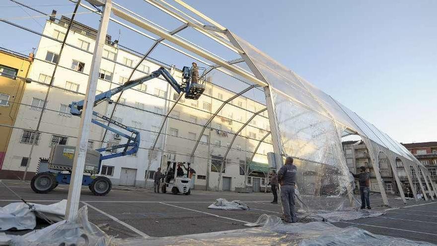 Montaje de la carpa situada en el Campo da Feira Vello lalinense. // Bernabé/Javier Lalín