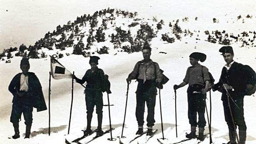 Un grup d&#039;esquiadors pioners als Rasos en les primeres sortides del Club Esquí Berguedà, a l&#039;inici del segle XX