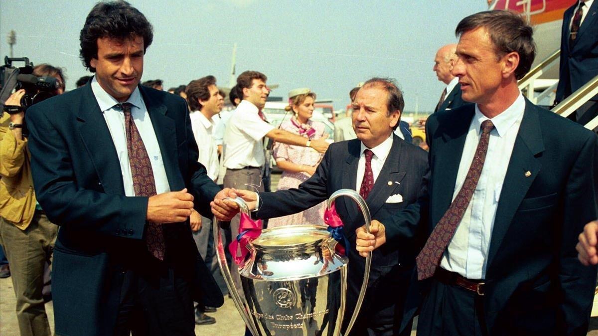 Núñez, Alexanko y Cruyff, con la Copa de Europa en el aeropuerto del Prat, el 21 de mayo de 1992.