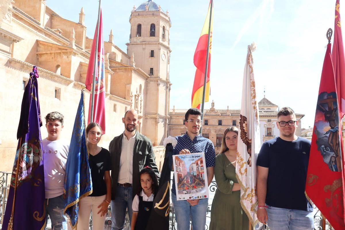 José Ángel Ponce y Juan Pedro Rodríguez, centro, con el cartel y representantes de los jóvenes de las cofradías de Semana Santa, en el balcón principal del Ayuntamiento.