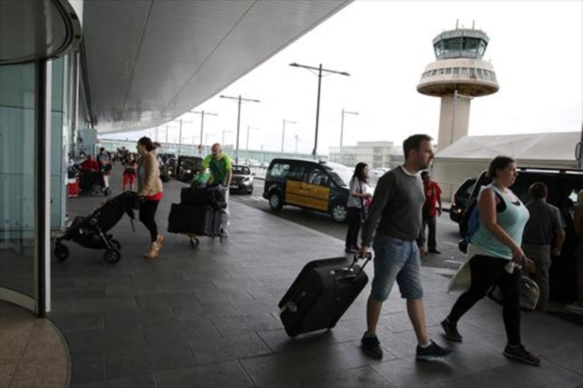 Tráfico de pasajeros en la T-1 de El Prat.