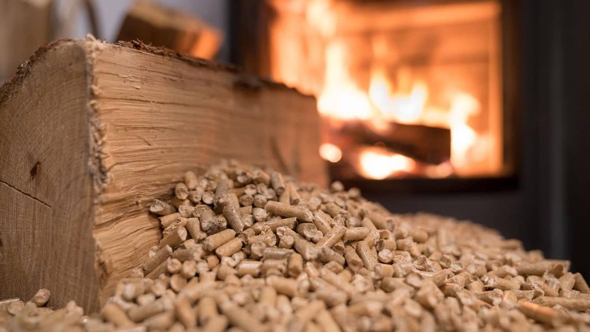Pellets junto a leña y una chimenea.