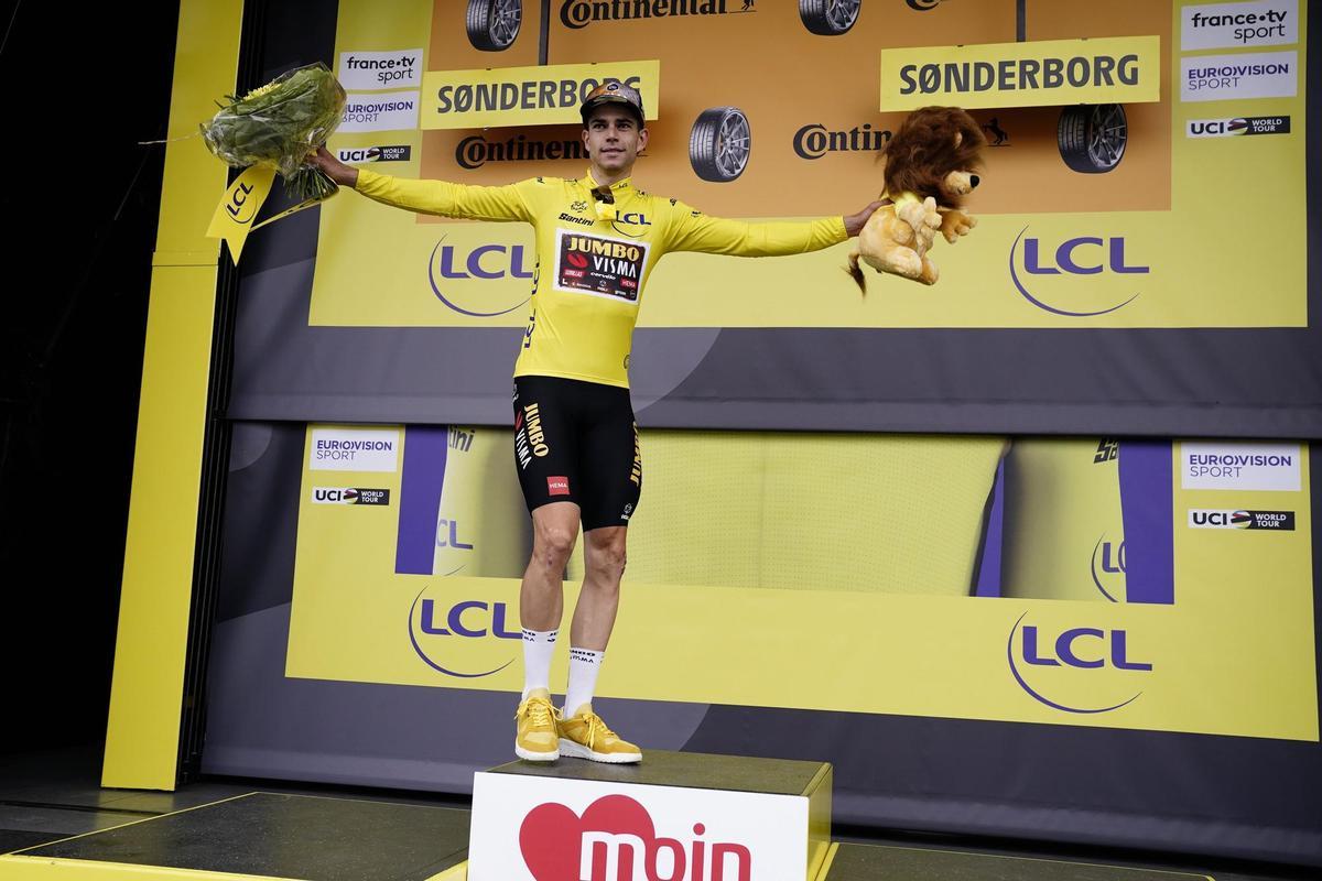 Soenderborg (Denmark), 03/07/2022.- Belgian rider Wout Van Aert of Team Jumbo-Visma celebrates on the podium retaining the overall leader’s yellow jersey after the third stage of Tour de France 2022 cycling race, over 182 km between Vejle and Soenderborg, Denmark, 03 July 2022. (Ciclismo, Dinamarca, Francia) EFE/EPA/Mads Claus Rasmussen DENMARK OUT