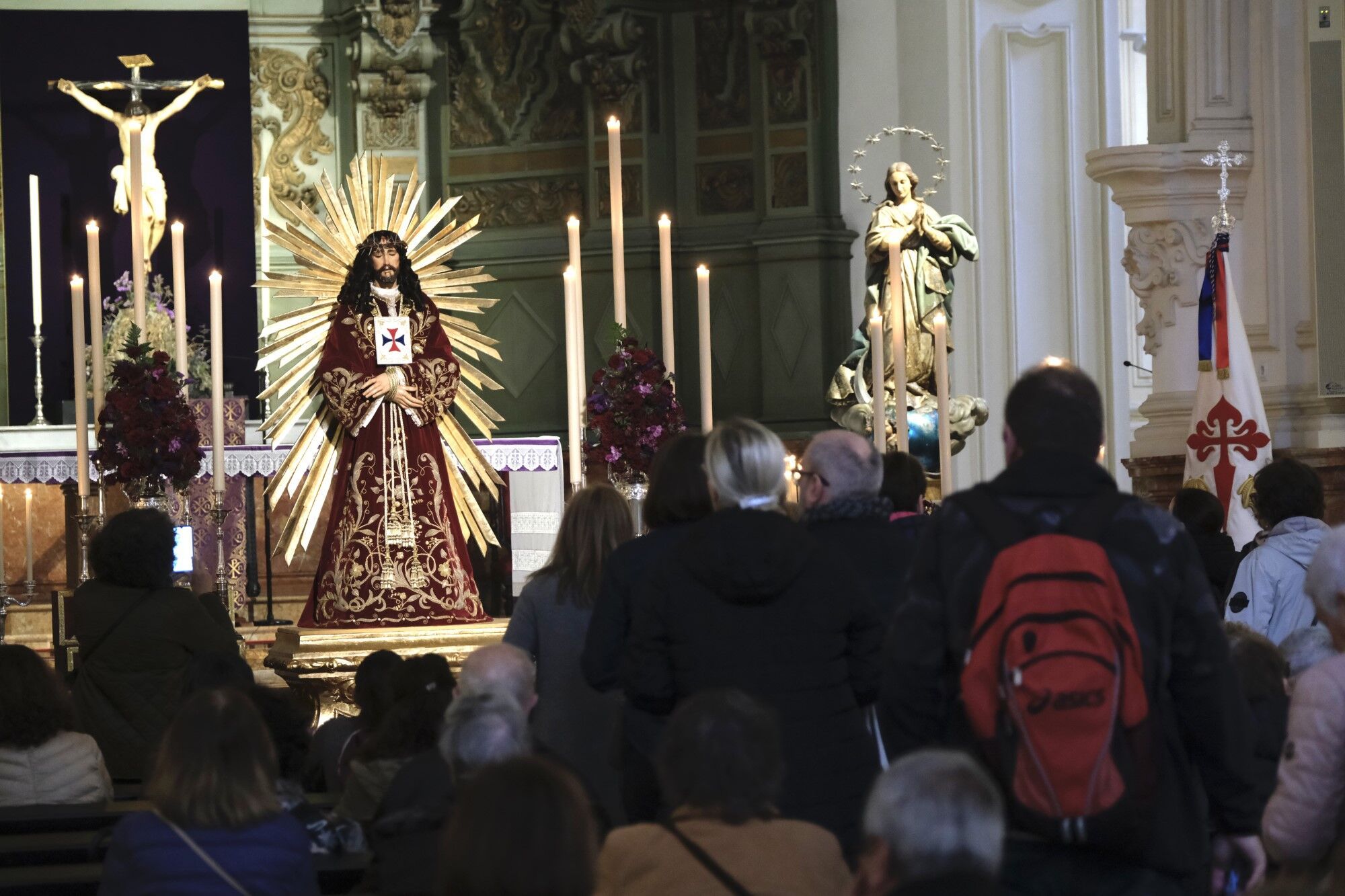 Colas para venerar al Cristo de Medinaceli en la iglesia de Santiago