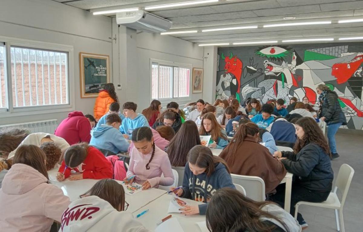 Jóvenes de la comarca en el encuentro en Torrellas.