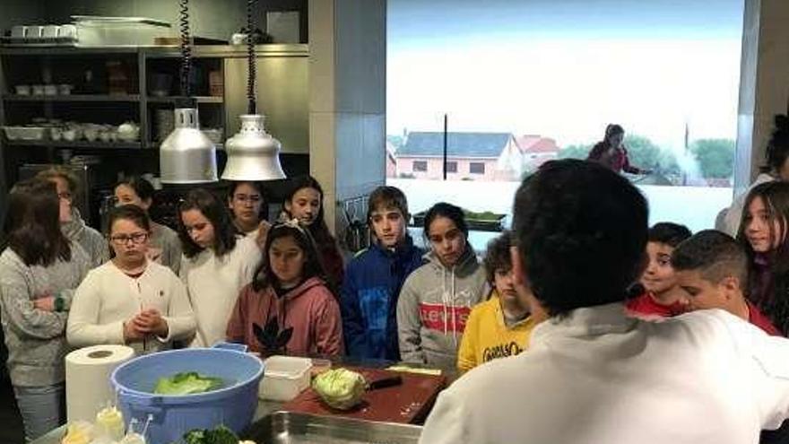 Olleros durante una clase con alumnos de Viñagrande. // FdV