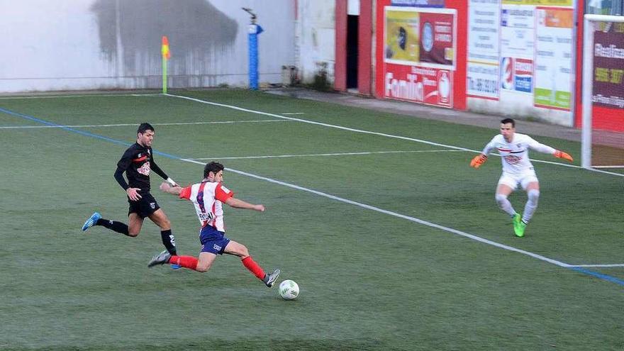 Los rojiblancos lograron un meritorio empate ante el Racing Villalbés antes del parón. // G. Núñez