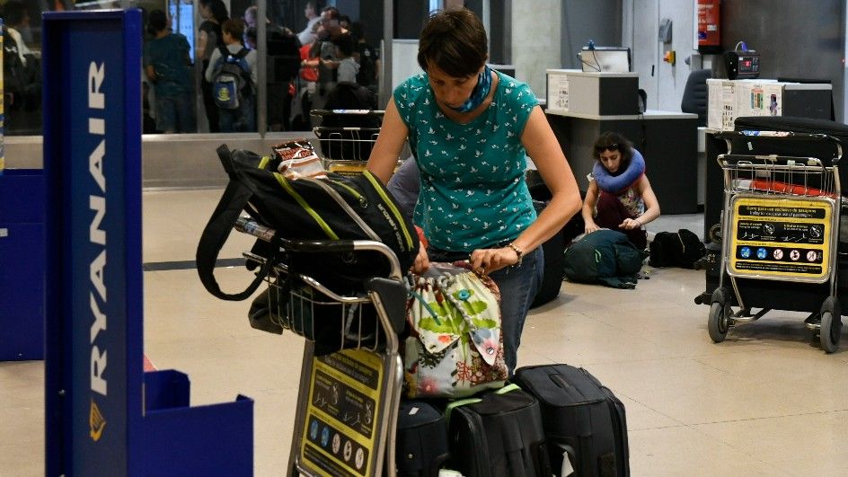 El truco para pagar menos por la maleta de mano en Ryanair