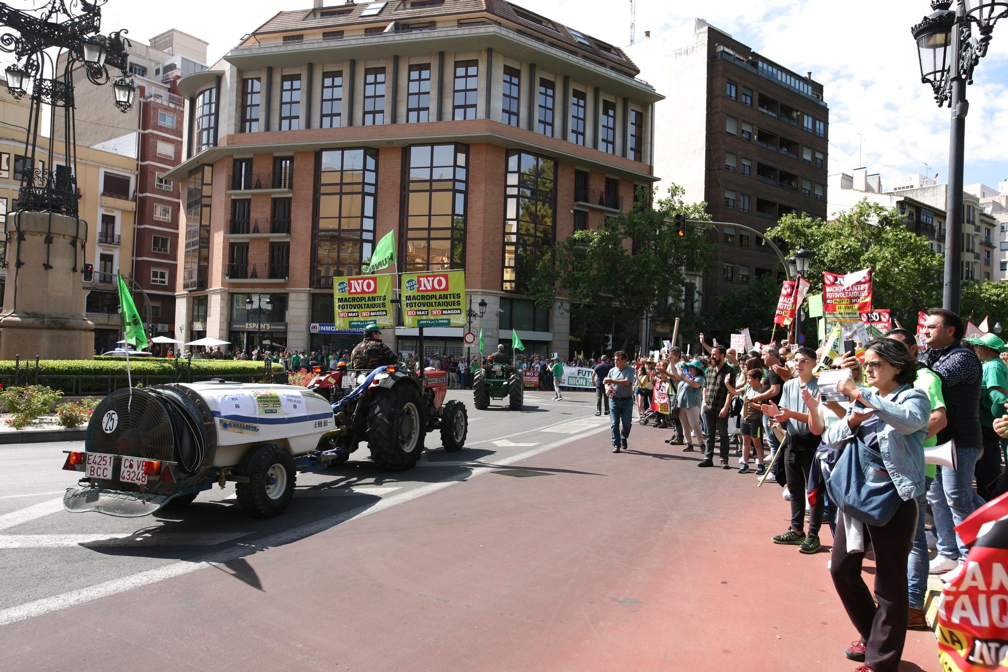 Una marea verde de 52 tractores y 700 personas grita en Castelló no a las macroplantas solares