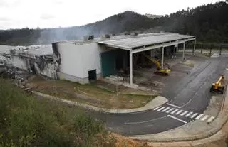 Lo que se sabe del incendio en La Plantona de Cogersa: una deflagración de origen desconocido y una nave con muebles y colchones