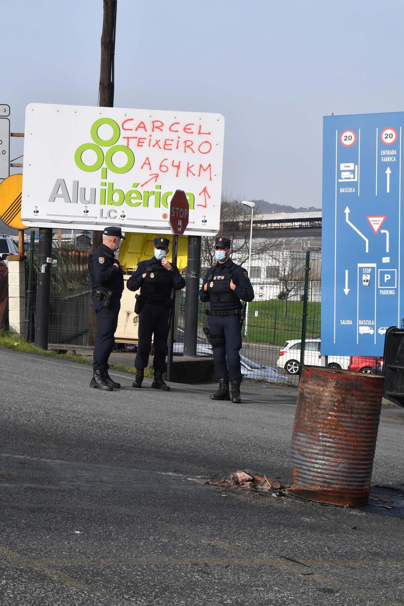 Registro policial en la fábrica de Alú Ibérica