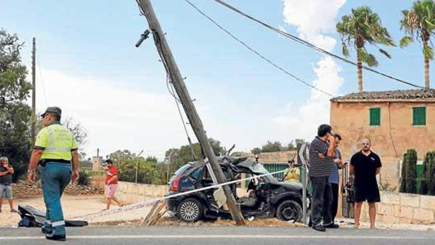 Una joven, en estado crítico al estrellarse un coche contra un poste en s´Aranjassa