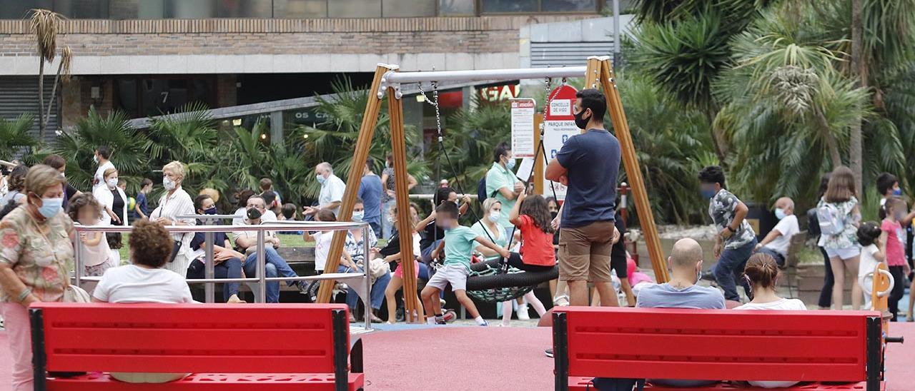 Niños con sus familiares en el parque infantil de Praza de Independencia, Vigo