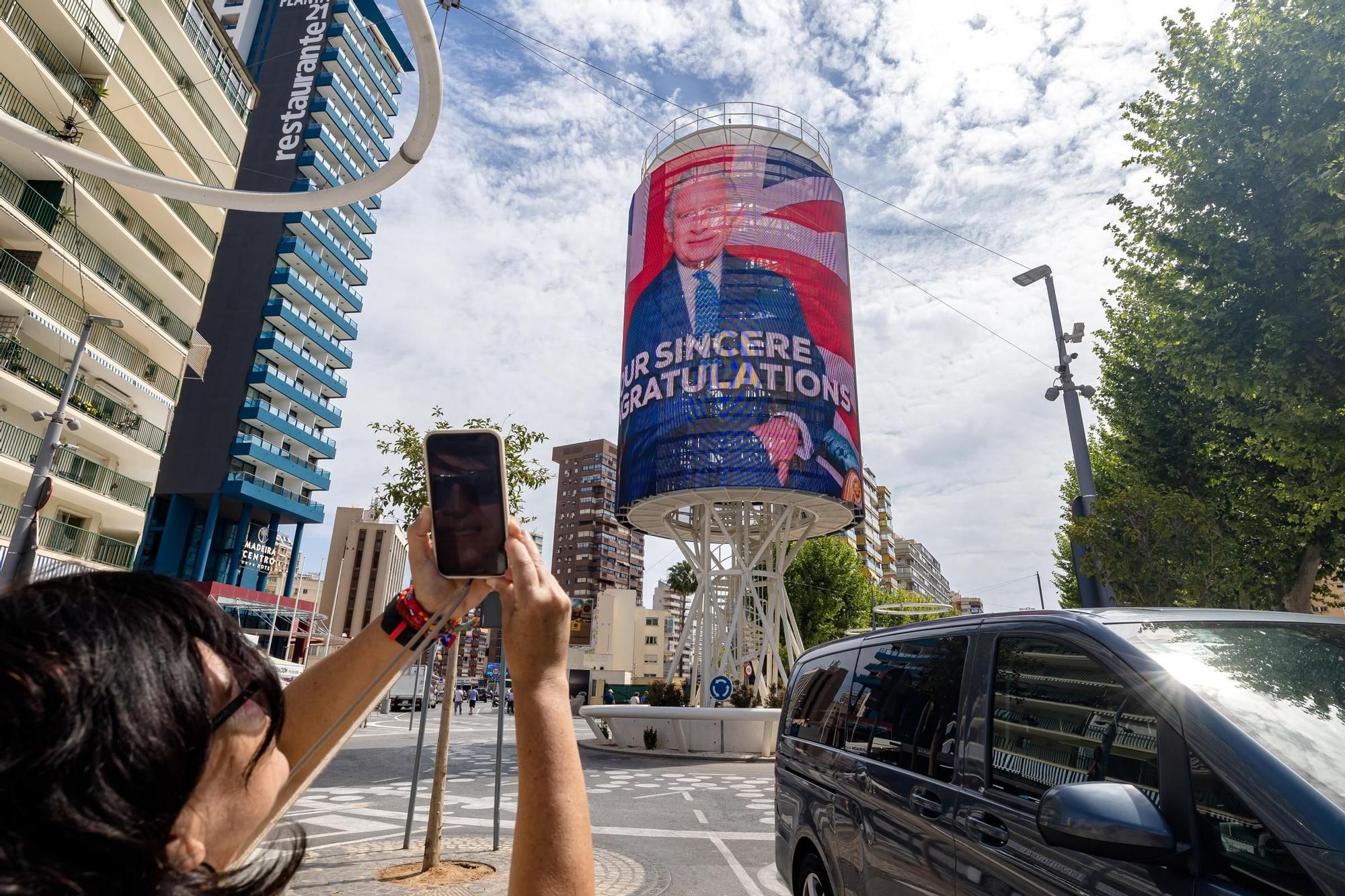 Las calles y terrazas de Benidorm llenas para celebrar la coronación de Carlos III
