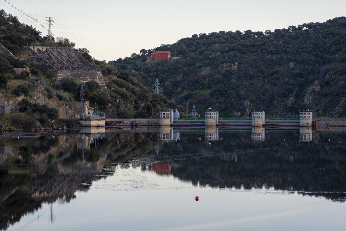 Embalse y presa de Picadas, en Aldea del Fresno.