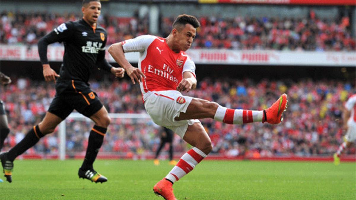 Alexis Sánchez remata el primer gol del Arsenal frente al Hull City