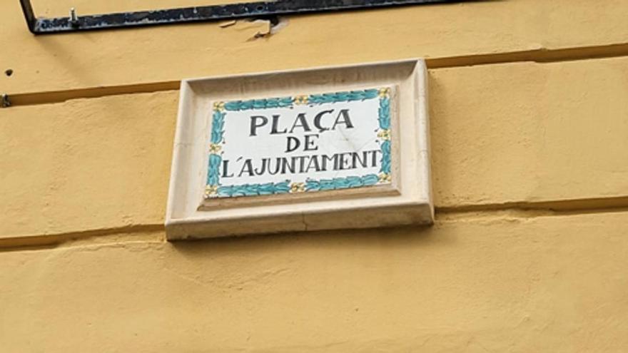 El Ayuntamiento de Oliva pide la colaboración ciudadana para cambiar o renovar las placas cerámicas que llevan el nombre de las calles y plazasde la ciudad
