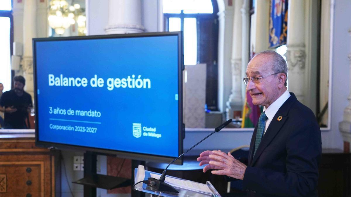El alcalde de Málaga, Francisco de la Torre, junto a la portavoz del equipo de Gobierno, Elisa Pérez de Siles, ofrece una rueda de prensa para hacer balance del tercer año de mandato