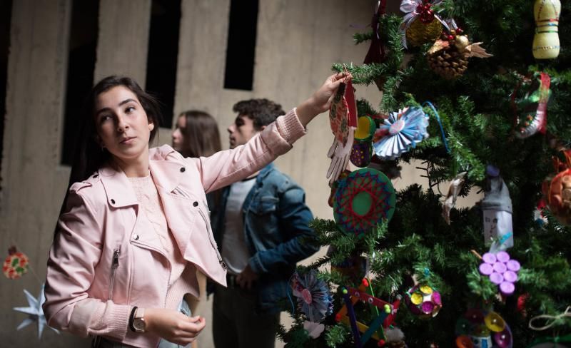 Árbol con objetos reciclados en Presidencia