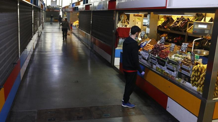 Un joven hace la compra en el mercado de Atarazanas.