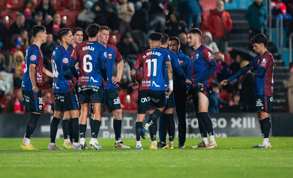 La plantilla del Eldense calienta en los instantes previos a empezar un partido, en el Nuevo Pepico Amat.