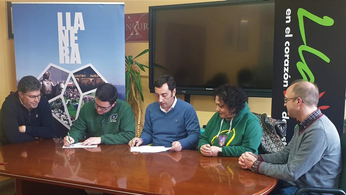 Un momento de la firma del convenio con miembros del club