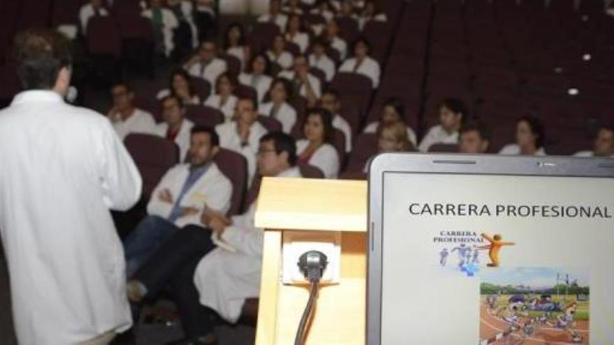 La Arrixaca acogió ayer una asamblea de médicos que no cobrar la carrera profesional.