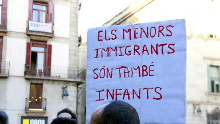 Manifestació a favor dels joves migrants.