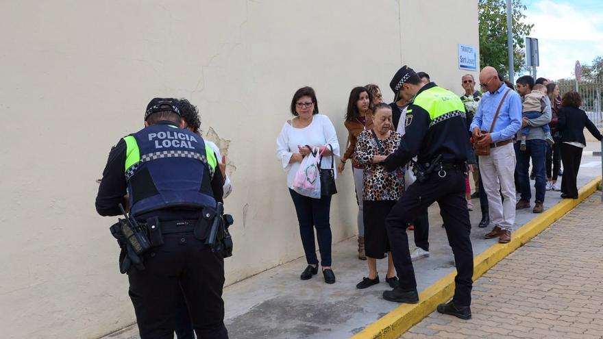 La policía mantiene los controles en las entradas y salidas del cementerio de Torrent