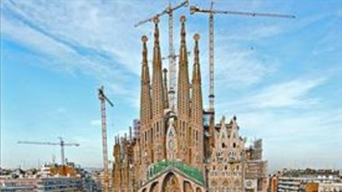 La reforma 8 Vista de la Sagrada Família, rodeada de vegetación.