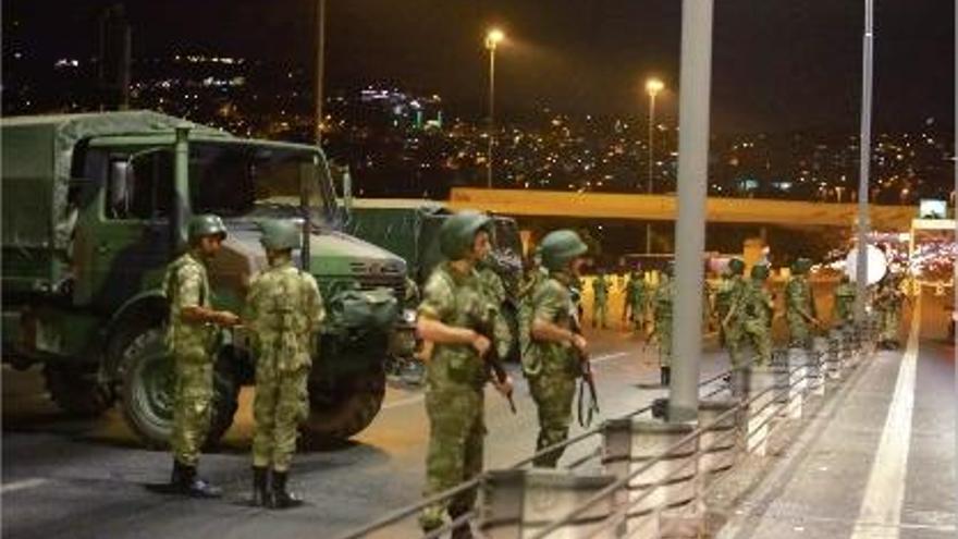 Les forces de seguretat van tancar els dos ponts sobre el Bòsfor d&#039;Istanbul.