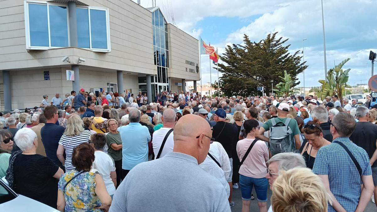 Vecinos en la protesta este lunes en el Ayuntamiento en Playa Flamenca